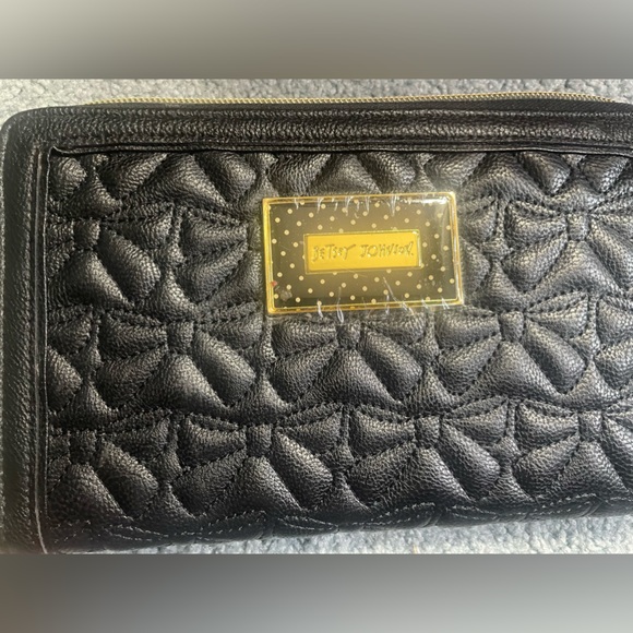 Betsey Johnson NWT zip around oversized wallet/clutch~Black w/ embroidered bows - Picture 3 of 7